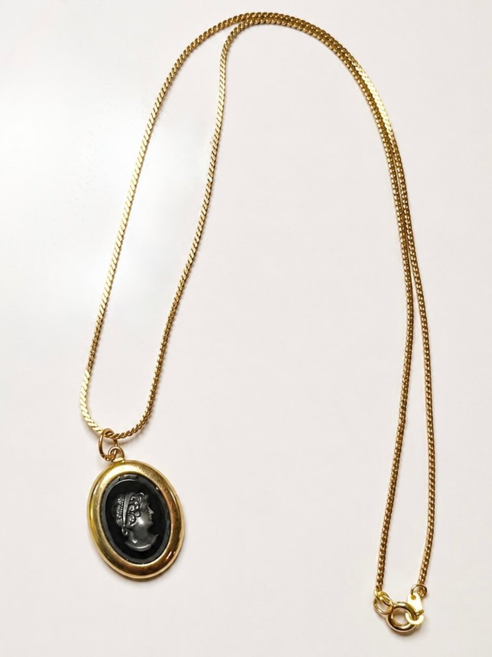 Vintage Sarah Coventry "Midnight Cameo" Intaglio Black Glass Gold Tone Necklace